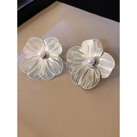 Meshy fantasy- Silver Flower studs